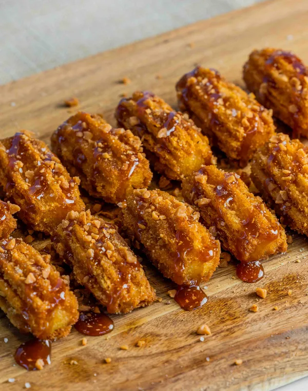 Churros dorés et croustillants nappés de caramel